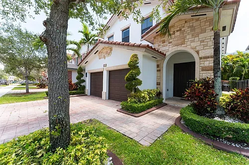 10560 NW 69th Ter Photo 1