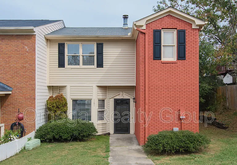 1101 Hillsboro Ln — Photo 1