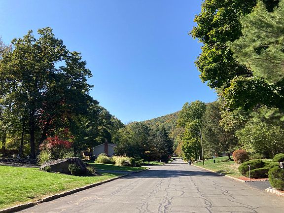 5th image of 15 Palisades Ct