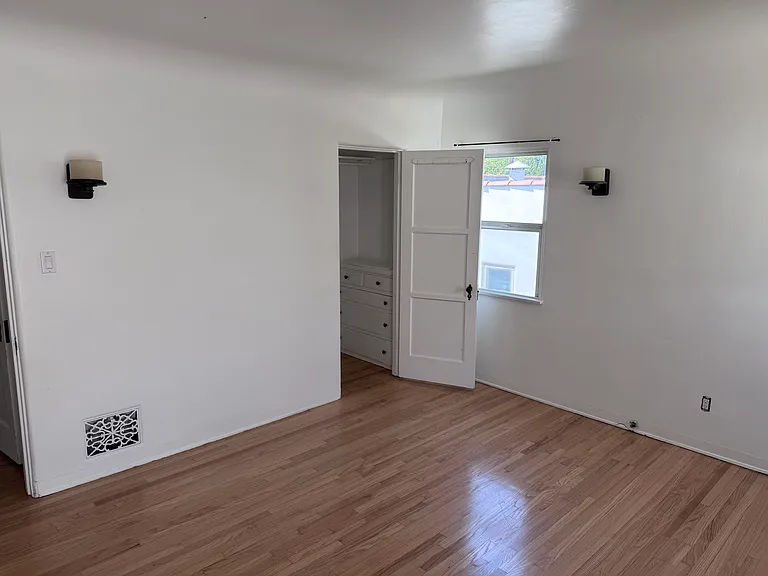 4307 York Blvd — Photo 8