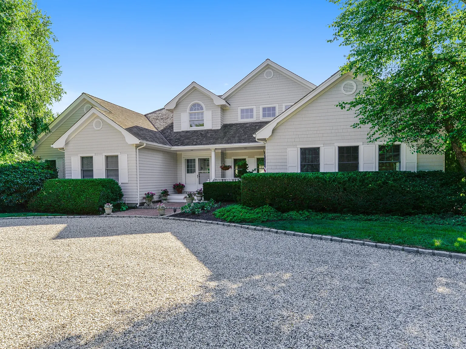Estate Home With Tennis and Heated Pool — Photo 2