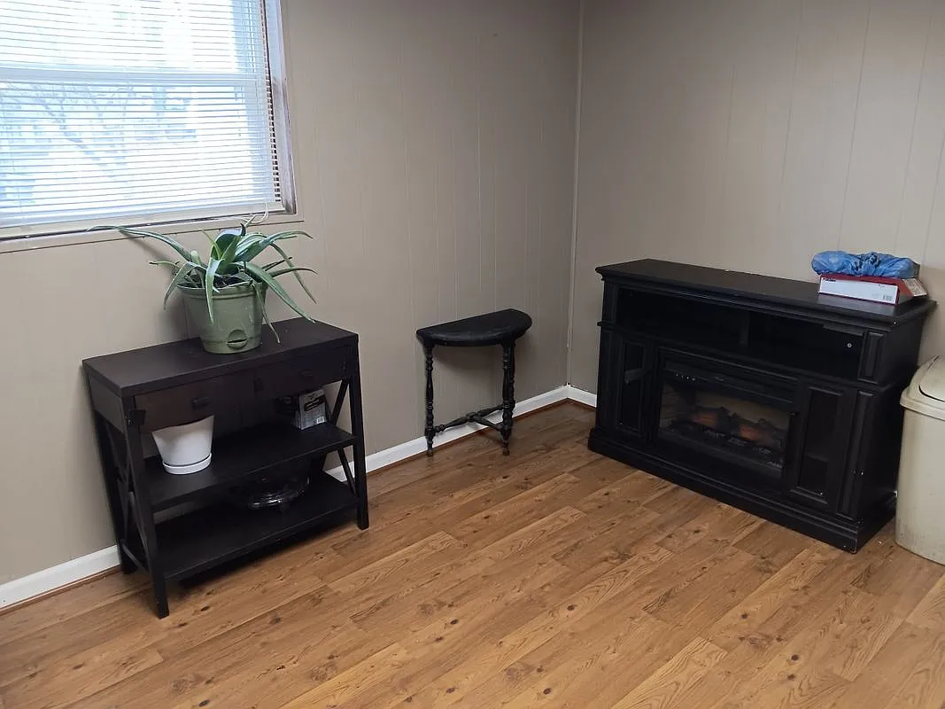 2 bed, 1.0 bath, 2156 sqft, $1,800 — Photo 2