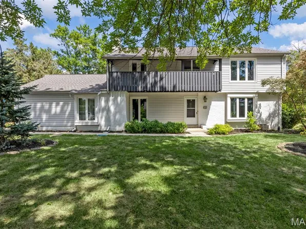 2 Parkrose Ct, Ballwin, MO 63011