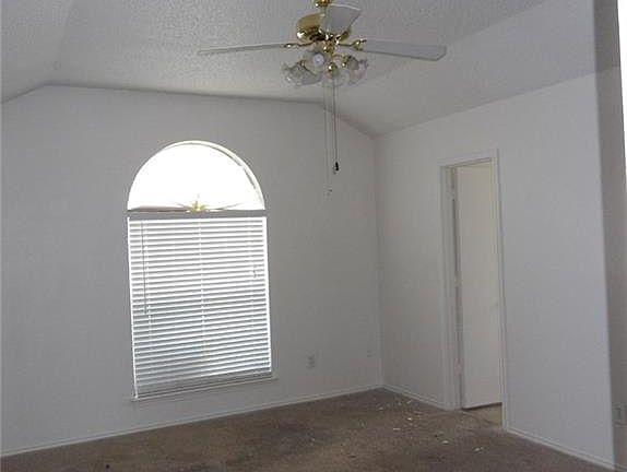 4th image of 2858 Saint Thomas Ln