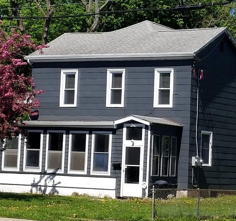 1st image of 900 Oak St