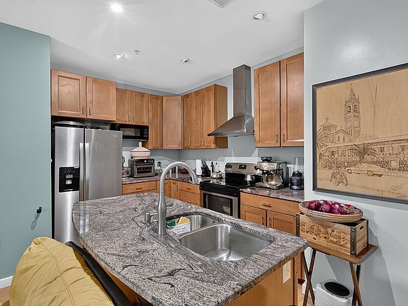 3rd image of 1917 2nd St NE APT 201