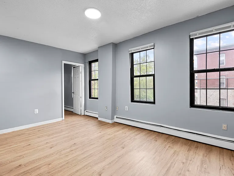26-28 Lawrence St #26-5 — Photo 4