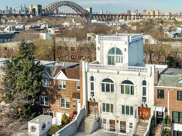 2042 26th St, Astoria, NY 11105