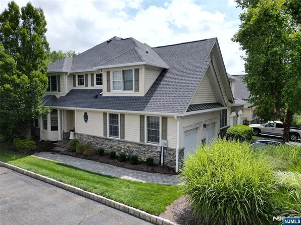 6 Schindler Ct, Upper Saddle River, NJ 07458