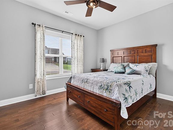 5th image of 192 Staffordshire Dr