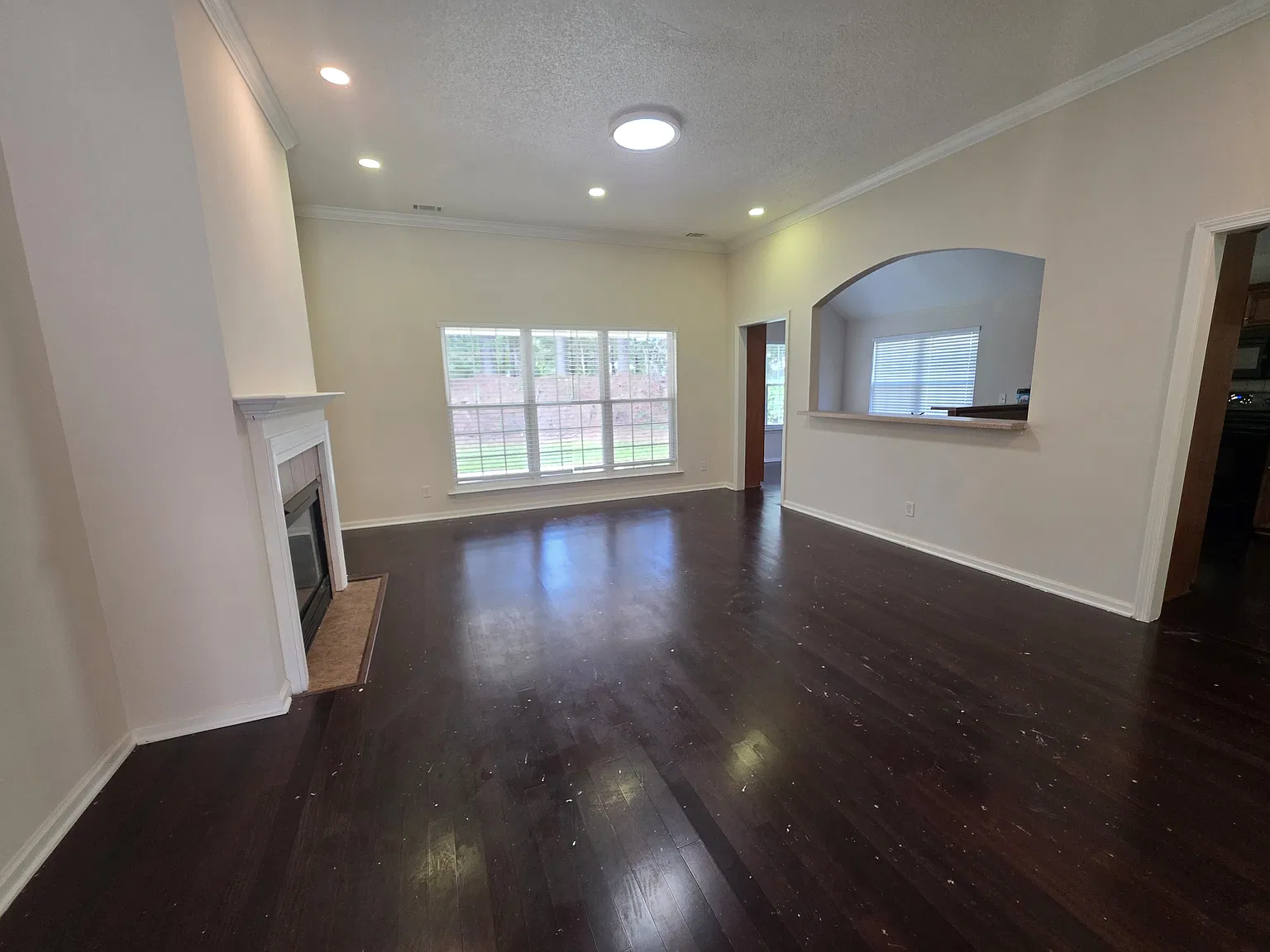 4 bed, 2251 sqft, $2,400 — Photo 2