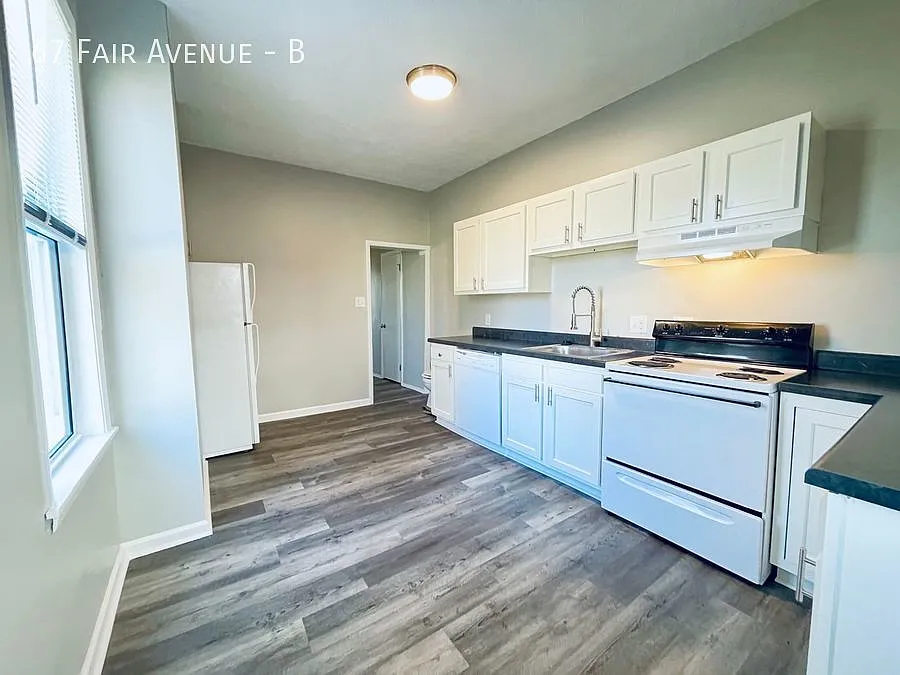 Huge 3 Bed 1.5 Bath Duplex In Delaware! — Photo 3
