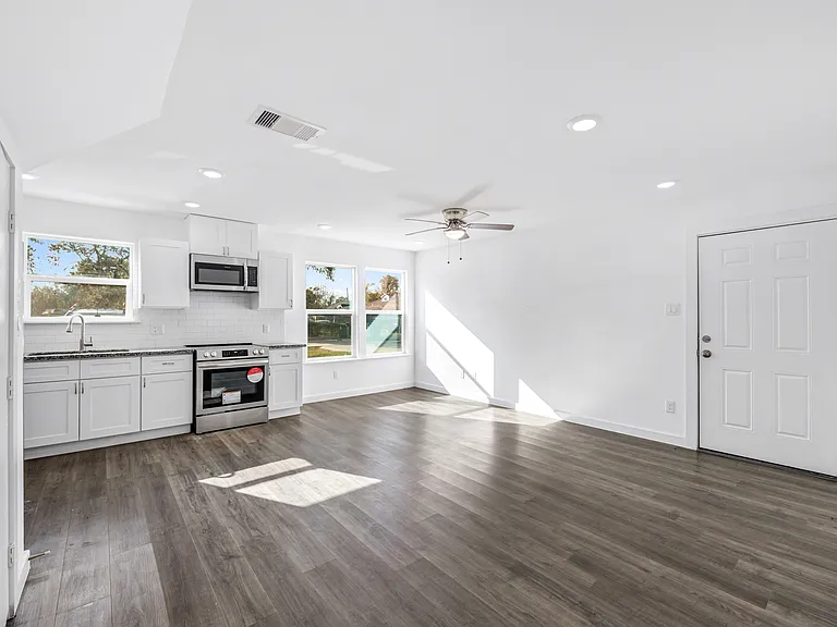 8635 Peachtree St #B — Photo 9