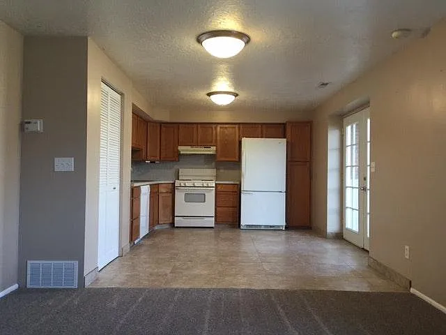 3 bed, 1.5 bath, 1321 sqft, $1,750 — Photo 2