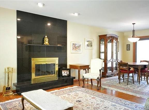 5th image of 620 Villa Gardens Dr