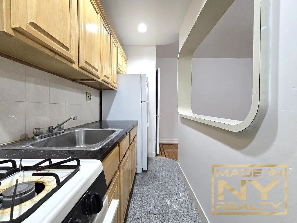 Building Photo - 43-30 46th St #F2