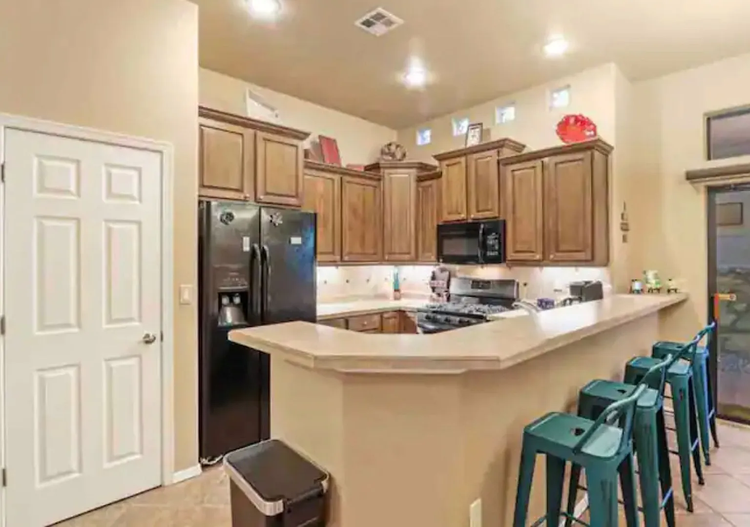 Nice Four Bedroom Home with 3 car garage in Elks Area — Photo 3
