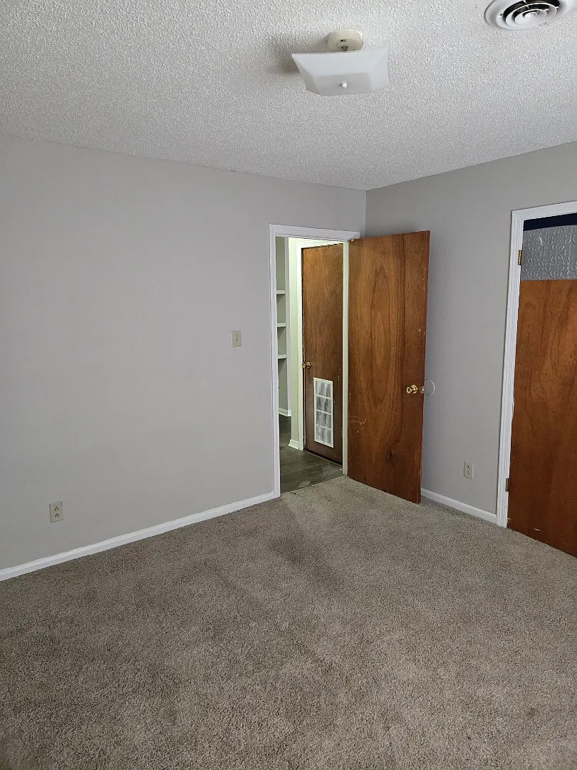 37 River Oaks Dr - Apt C — Photo 2