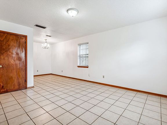2nd image of 504 Farnell Ln