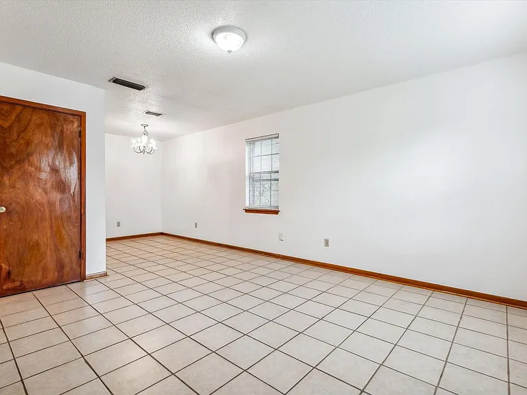 504 Farnell Ln — Photo 2