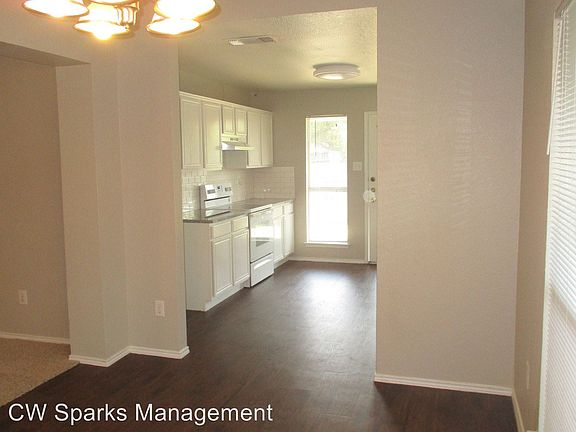 5th image of 811 Rockett Ln