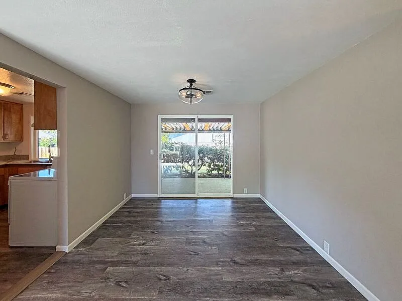 3 bed, 2.0 bath, 992 sqft, $2,195 — Photo 4