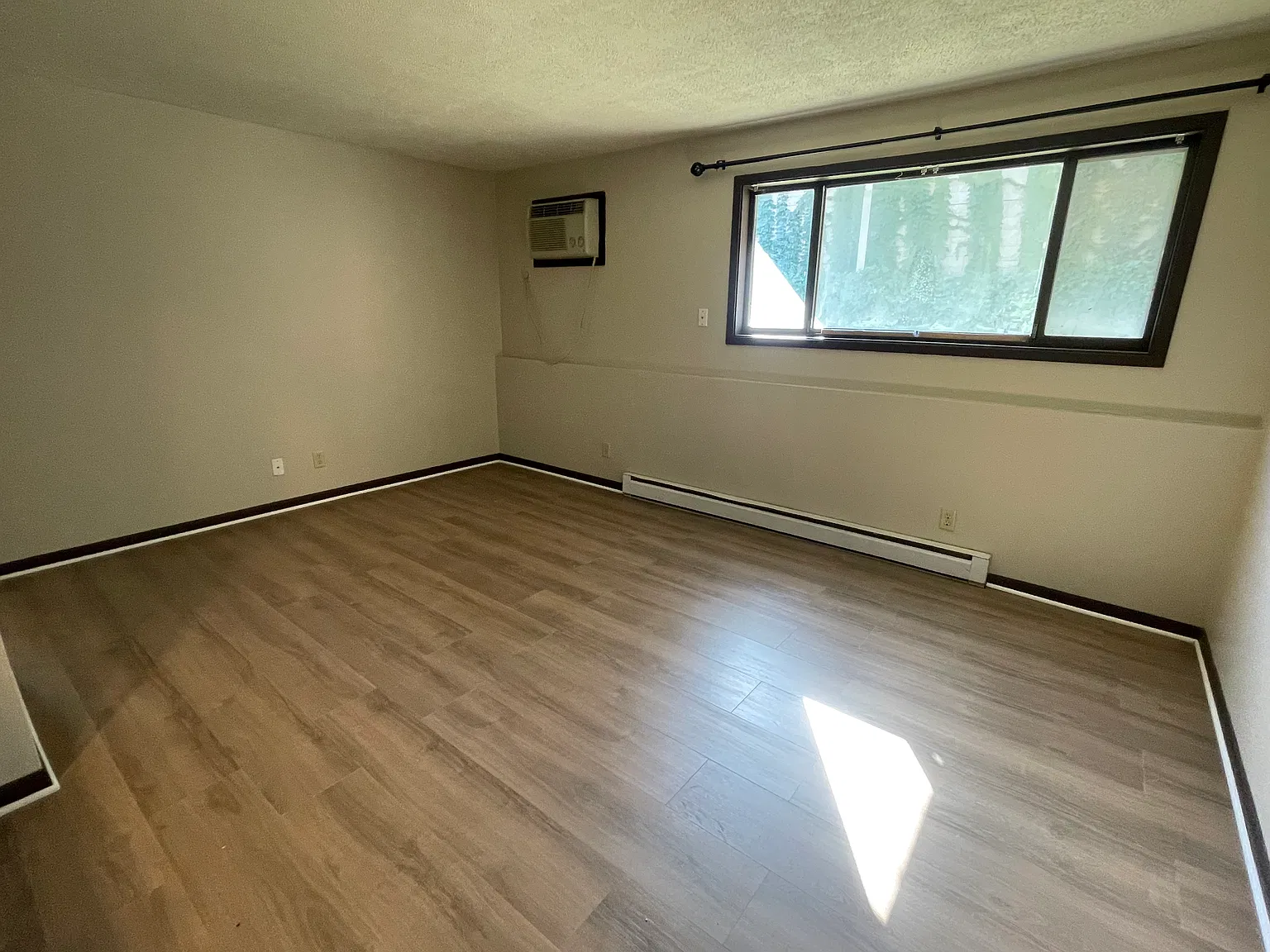 2 bed, 1000 sqft, $1,490 — Photo 3