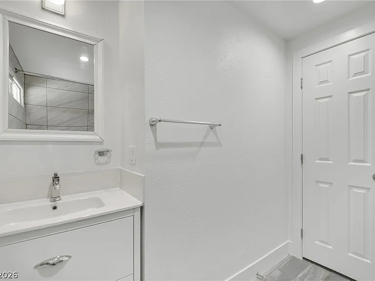 1050 Hassett Ave — Photo 21
