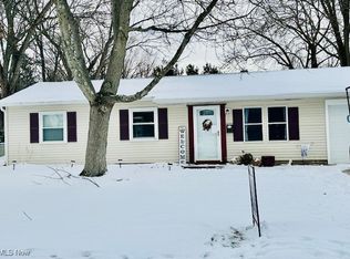 2194 Santom Rd E, Stow, OH 44224