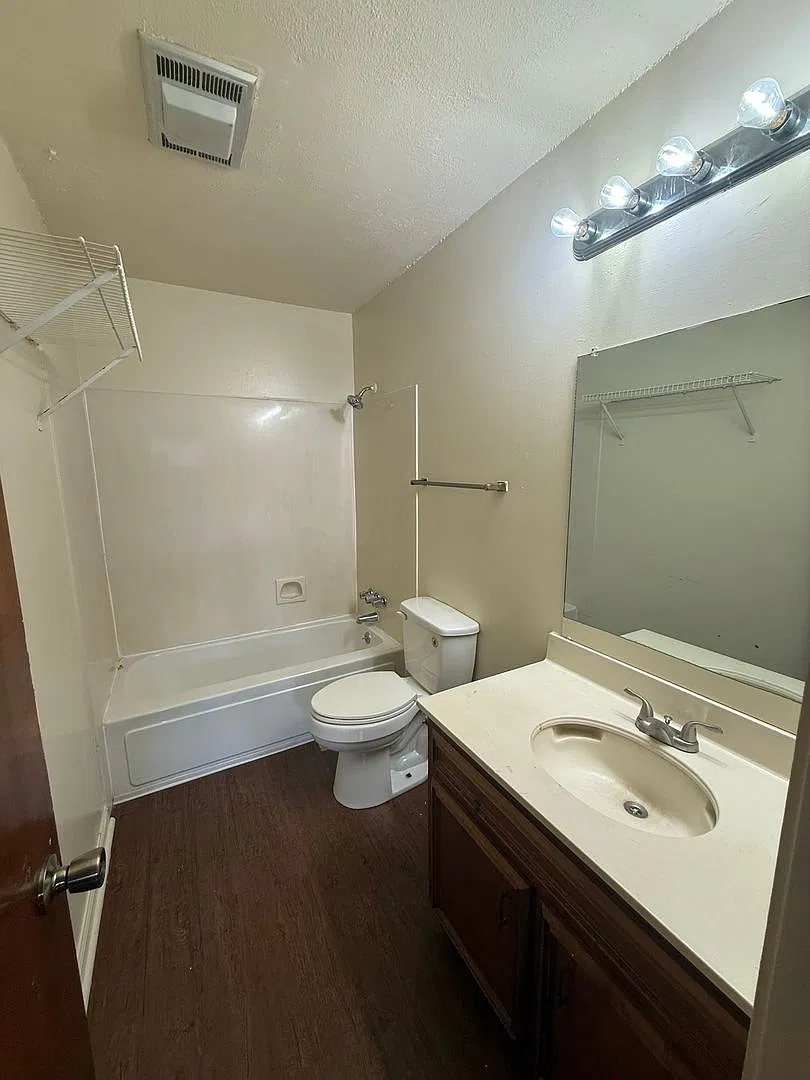 Beautiful and spacious townhome with cathedral ceilings. Ready for you to make it home. — Photo 3