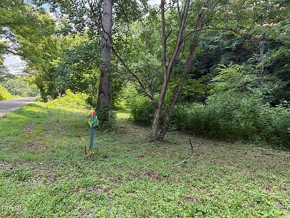 3rd image of 701 Old Witt Rd