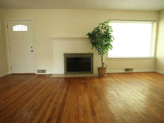 Living Room
						:
						Abundance of light.
