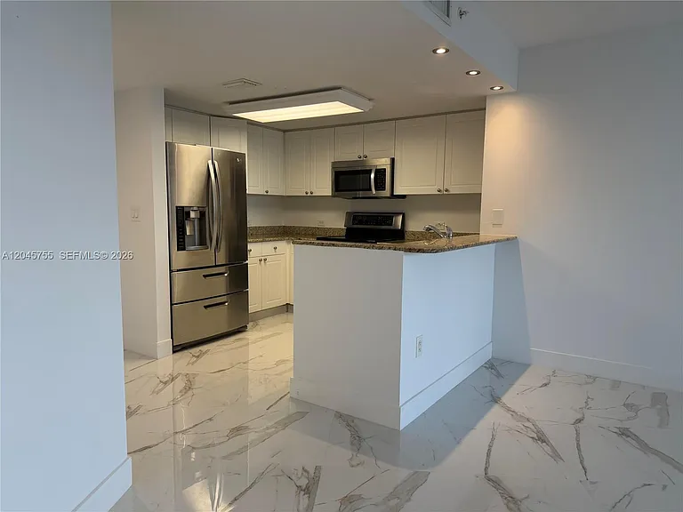 19501 W Country Club Dr #406 — Photo 4