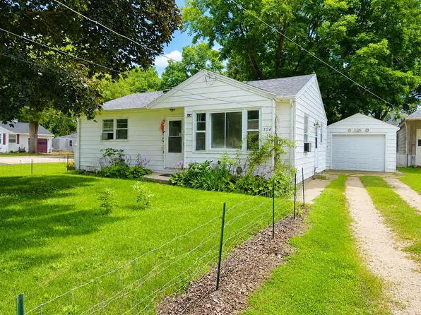 704 Douglas Ave, Dixon, IL 61021