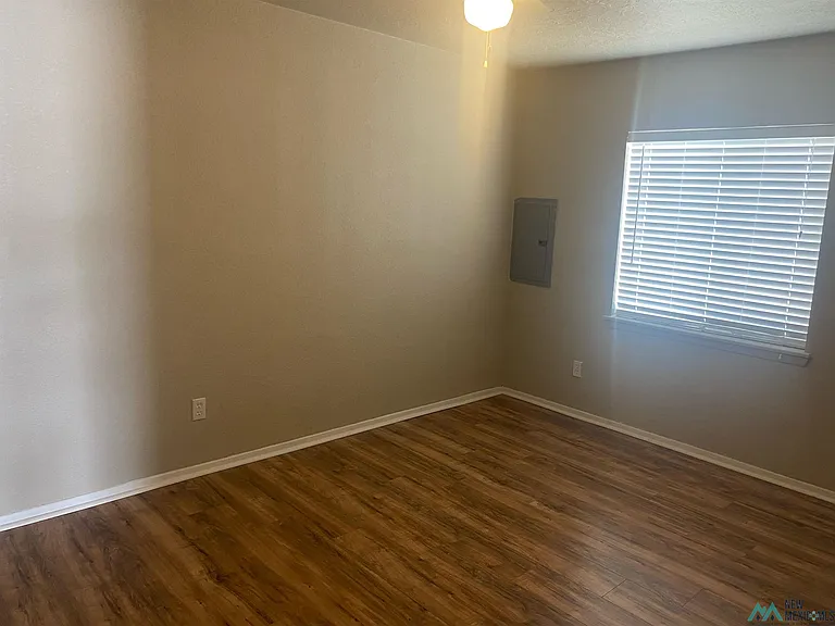 906 Bullock Ct — Photo 5