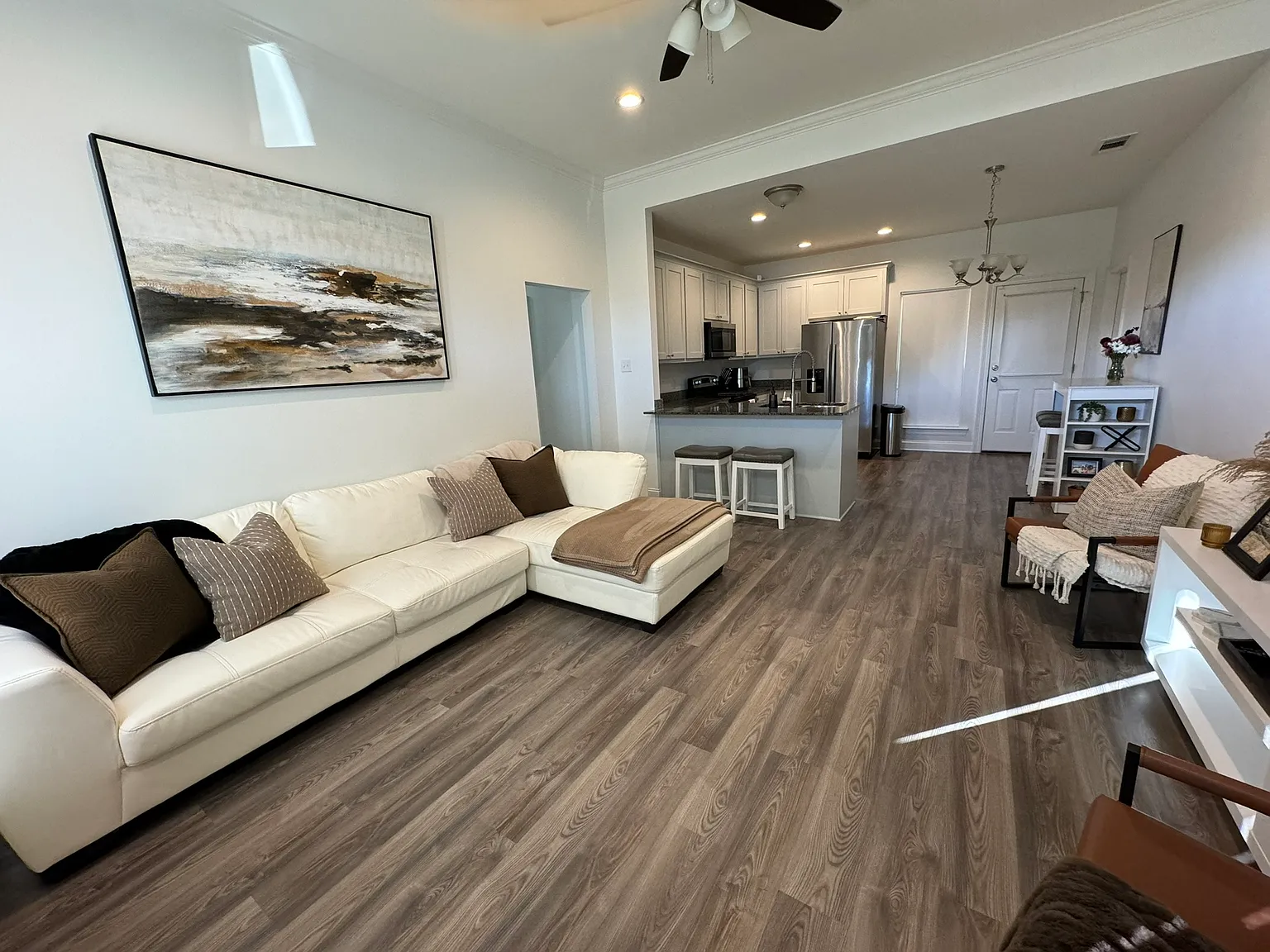 3 bed, 1250 sqft, $2,200 — Photo 2