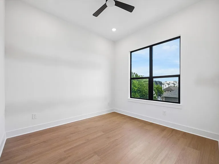 1325 W 22nd St — Photo 25