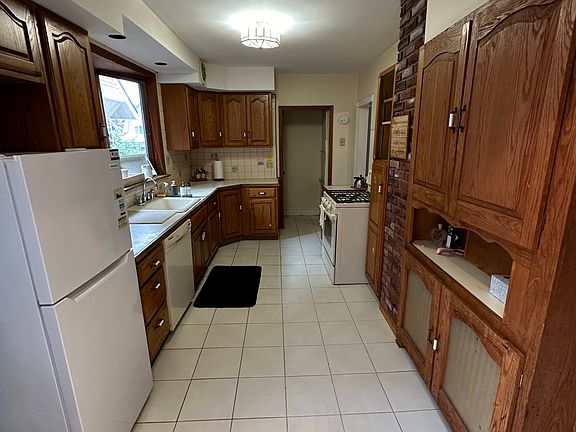 5th image of 302 Stanley Ave