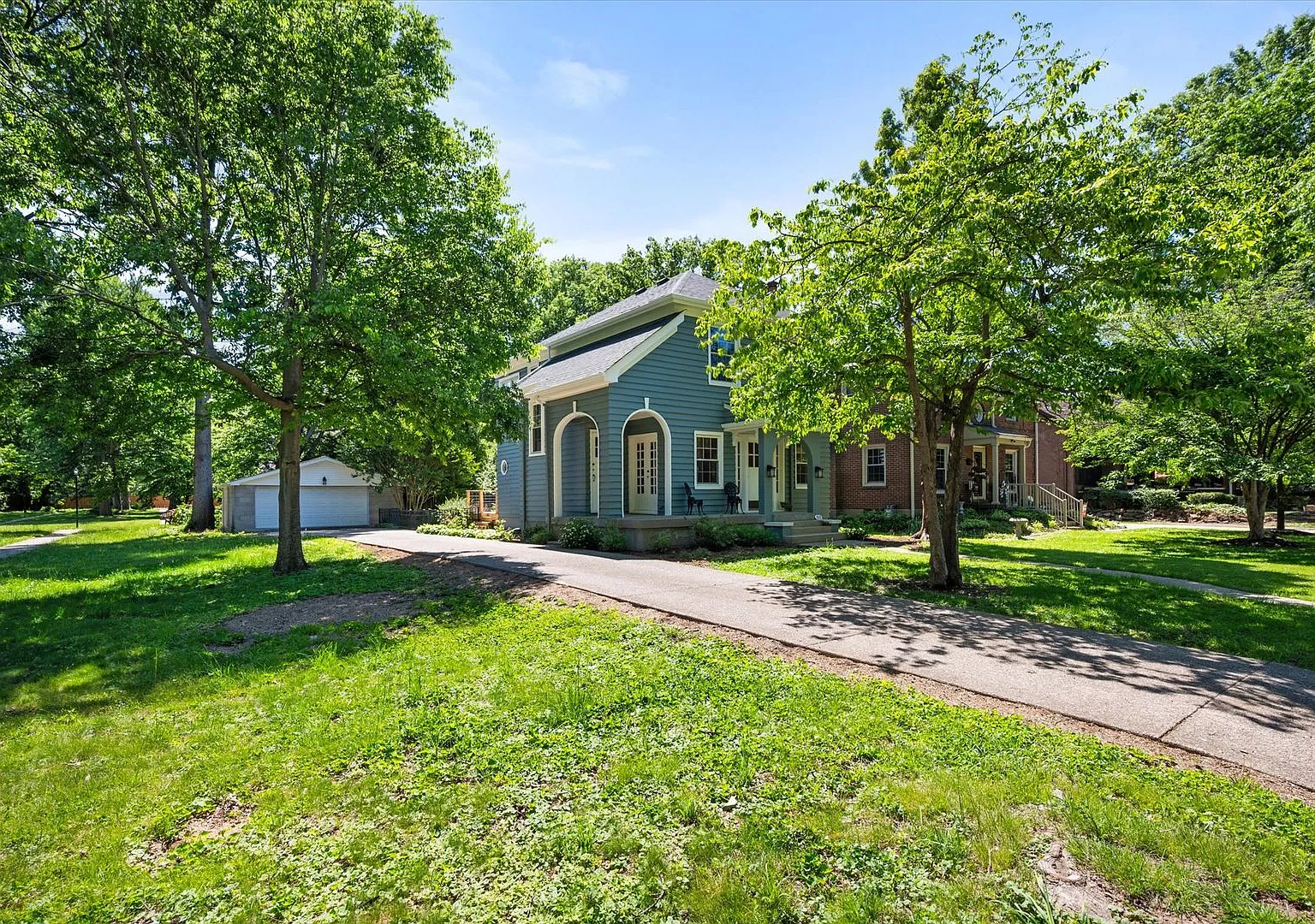 Beautiful 3BR house- perfect roommate set up! 1/2 price security deposit with qualified application — Photo 4