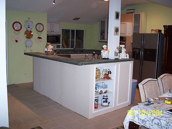 Open floor plan makes for excellent entertaining.