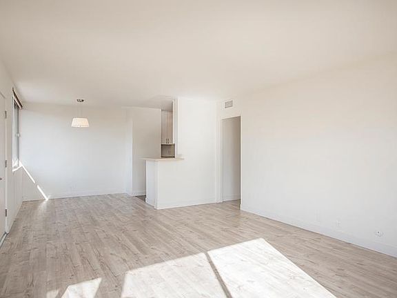 5th image of 327 Sinclair Ave APT 9