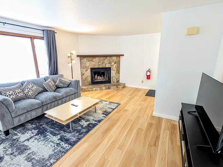 1401 Cordova St #4 — Photo 4
