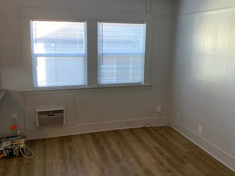 404 W Walnut St — Photo 13