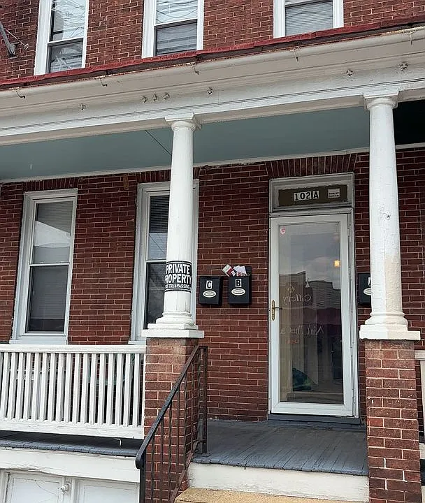 102 W Main St