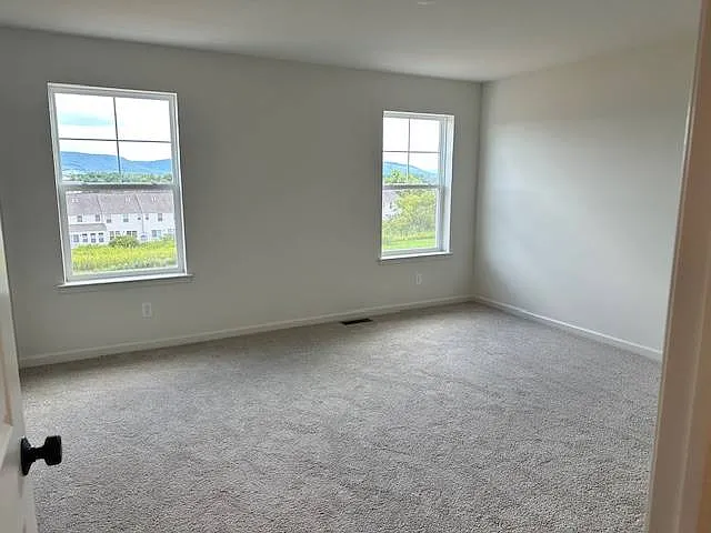 102 Lantern Ln — Photo 4