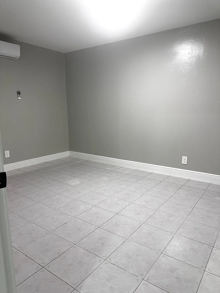 Building Photo - 3306 W La Salle St #4