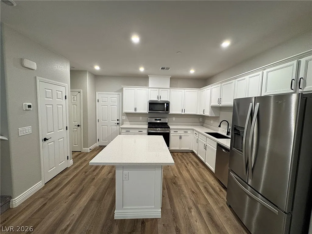 3 bed, 2.5 bath, 1832 sqft, $2,400 — Photo 2