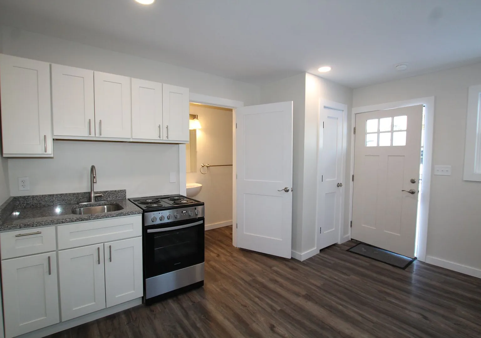 Beautifully remodeled and completed efficiency studio. — Photo 2