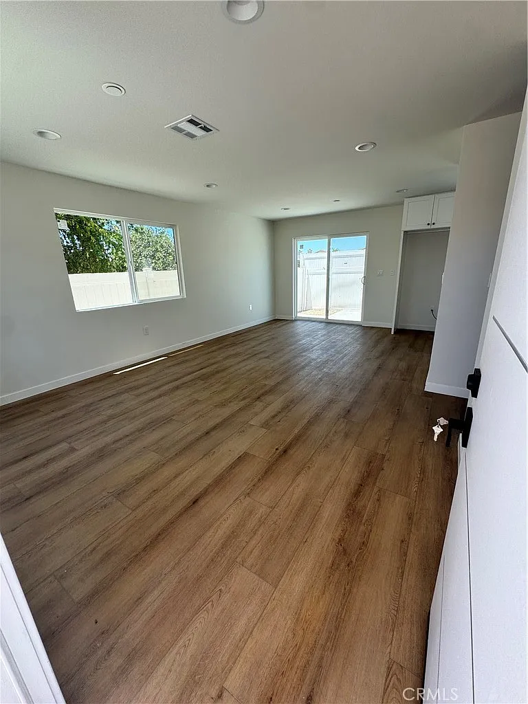 3 bed, 2.5 bath, 1200 sqft, $3,200 — Photo 2