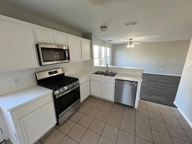 19451 Nasworthy Dr — Photo 12